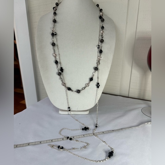 Two long black and silvertone bead necklaces - Picture 2 of 6